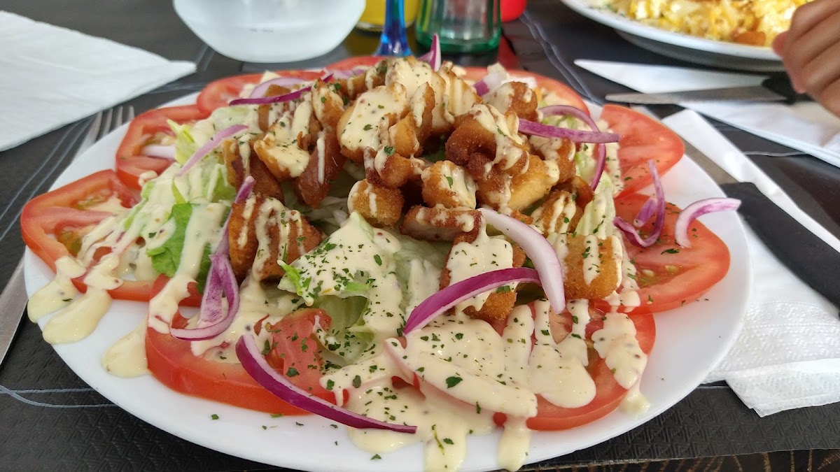 Ensalada de calamares con lechuga, tomate y salsa cremosa
